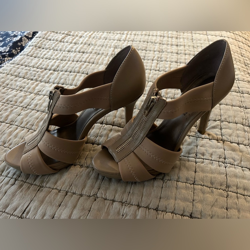Moda spans heels